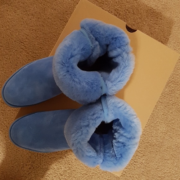 Uggs classic boots. New size 6.5 - Picture 3 of 5