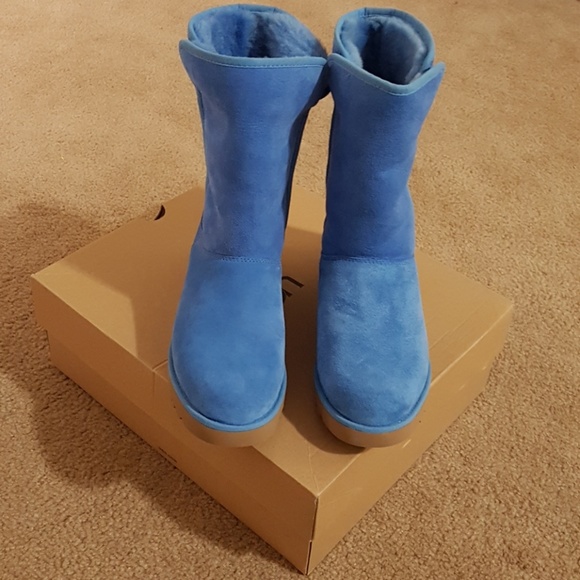 Uggs classic boots. New size 6.5 - Picture 4 of 5