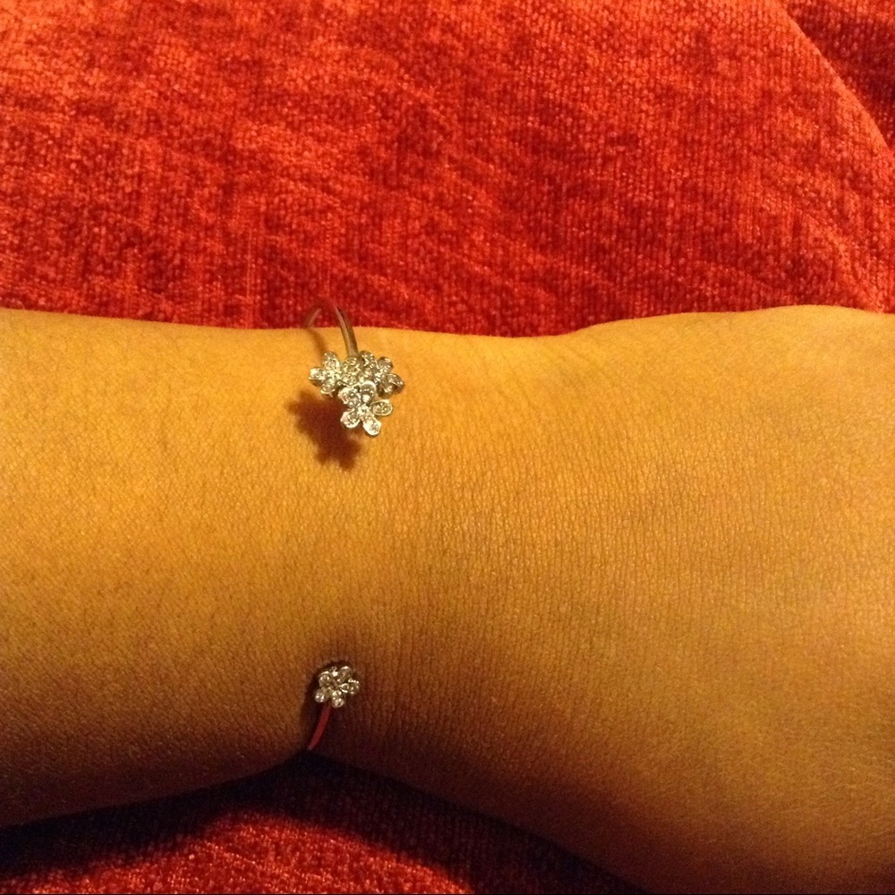 🌼NWOT Delicate Flower Bangle Bracelet