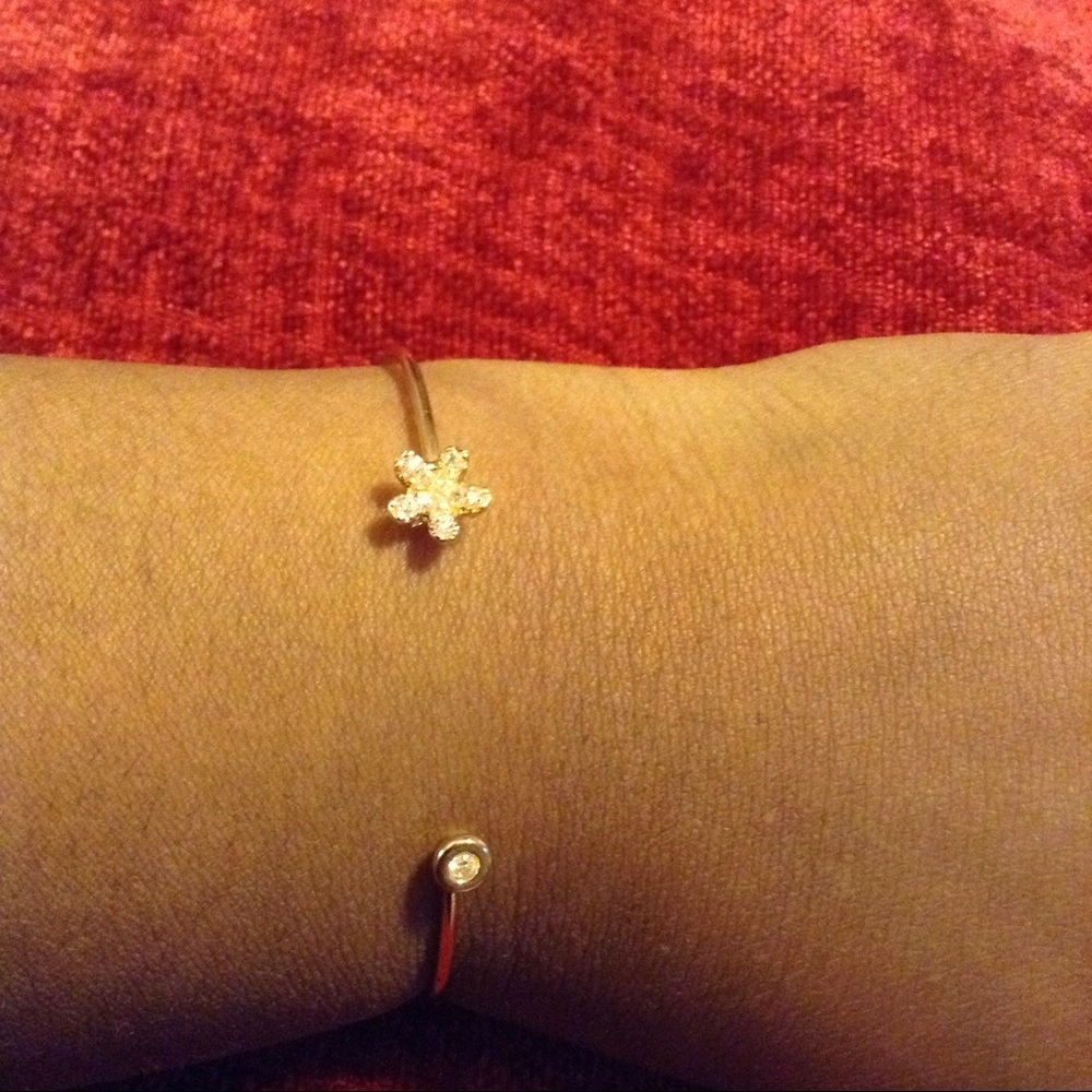 🌼NWOT Delicate Flower Bangle Bracelet