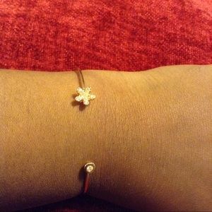 🌼NWOT Delicate Flower Bangle Bracelet