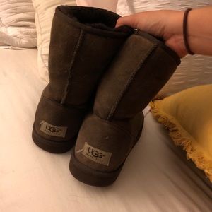 UGG boots - chocolate brown (size 7)