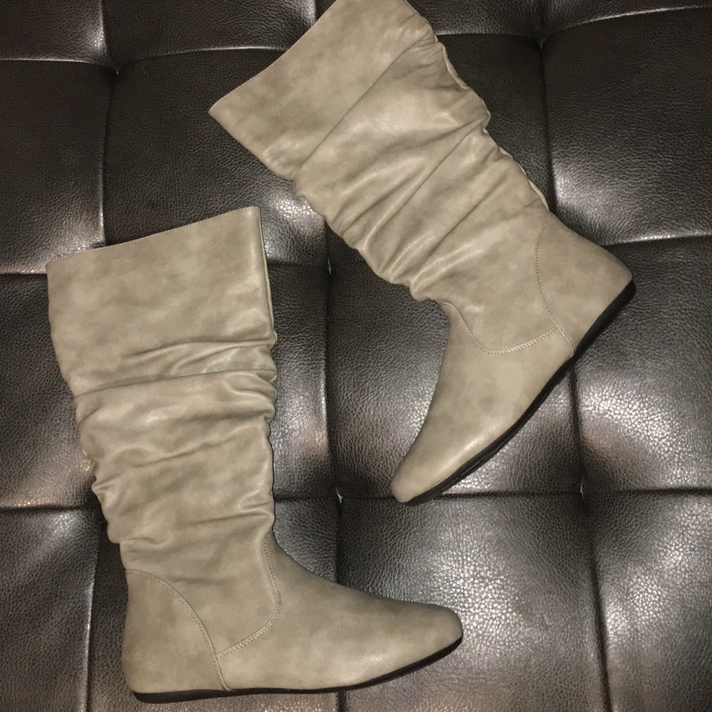 Slouchy winter boots