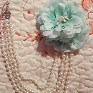 Pearl necklace with flower