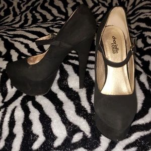 Black pumps