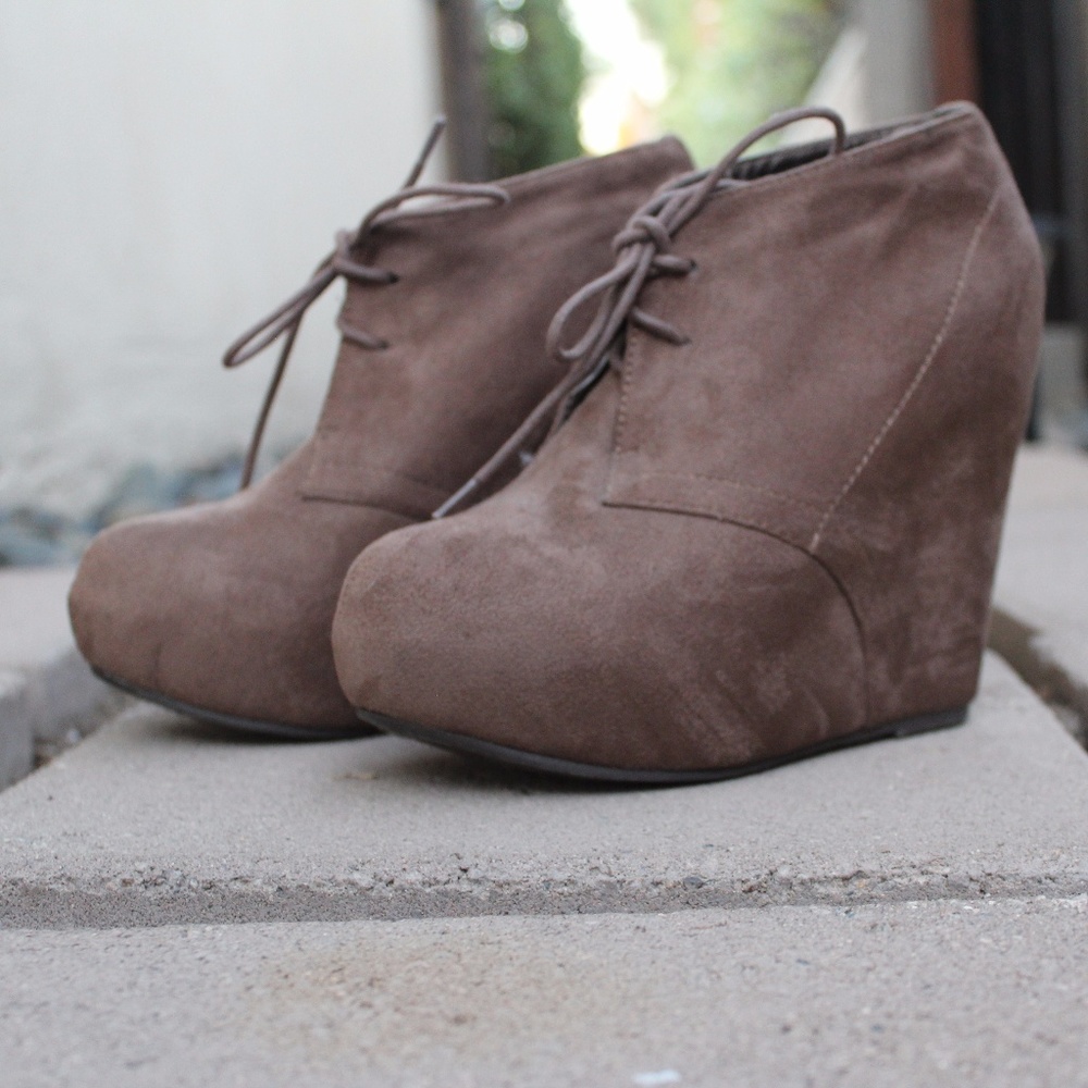 Light tan suede 4 inch wedges size 6.5