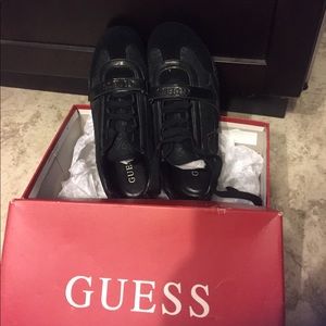 NIB Guess sneaker size 7M women🏃‍♀️
