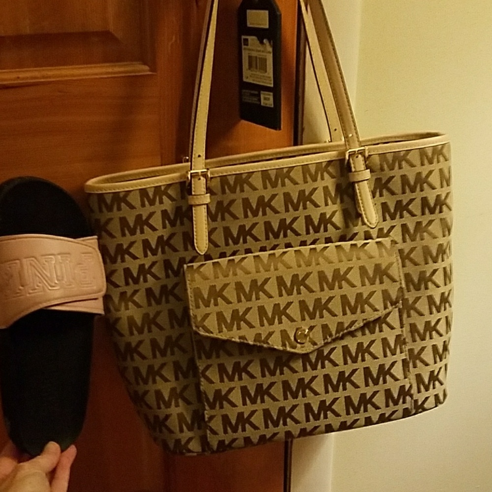 Authentic MK purse    still have tags. Carried 2× - Picture 4 of 4