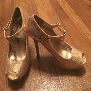 Steve Madden gold sequin heels! Steve Madden gold sequin heels!