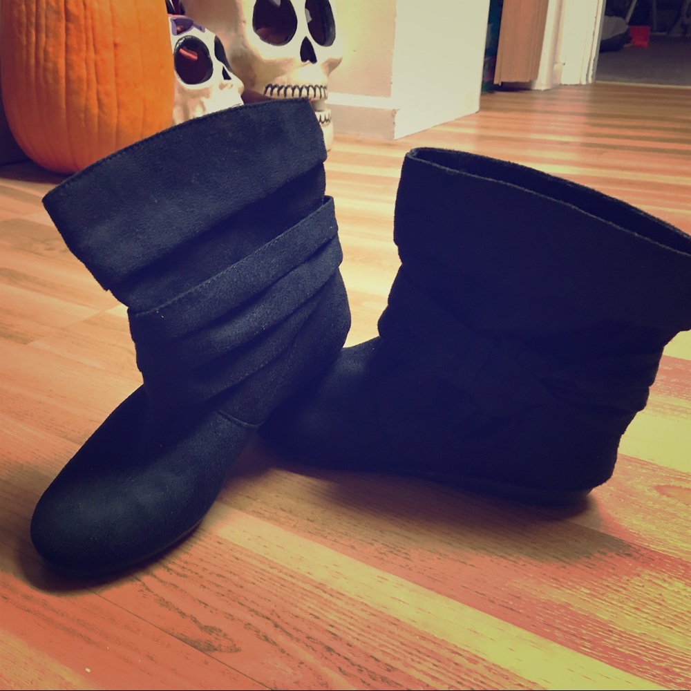 New without tags Black Suede Boots