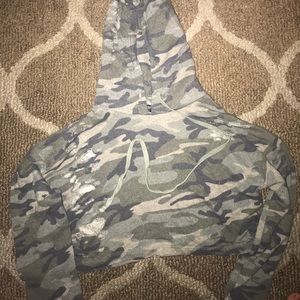 cropped camo sweatshirt. slightly distressed