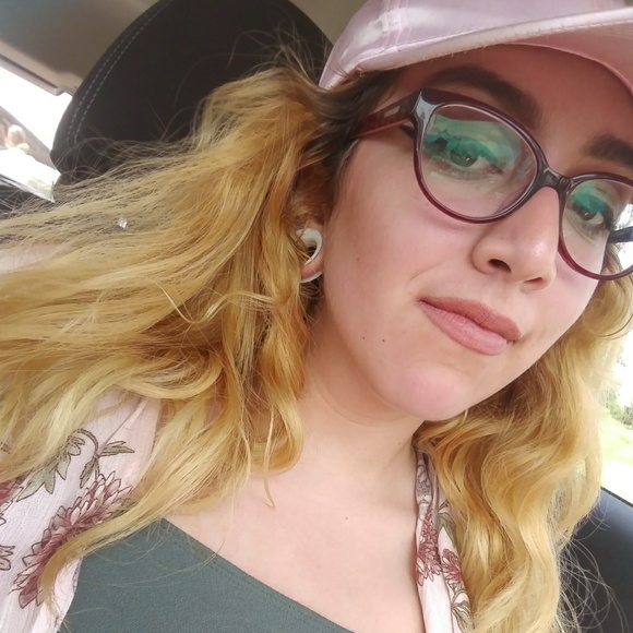 Meet your Posher, Hannah - Picture 2 of 2