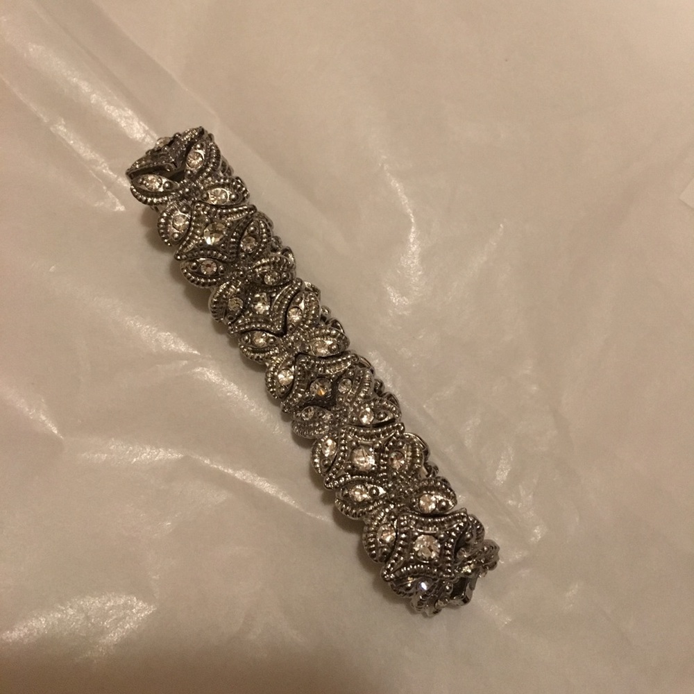 Very cute bracelet in silver metal