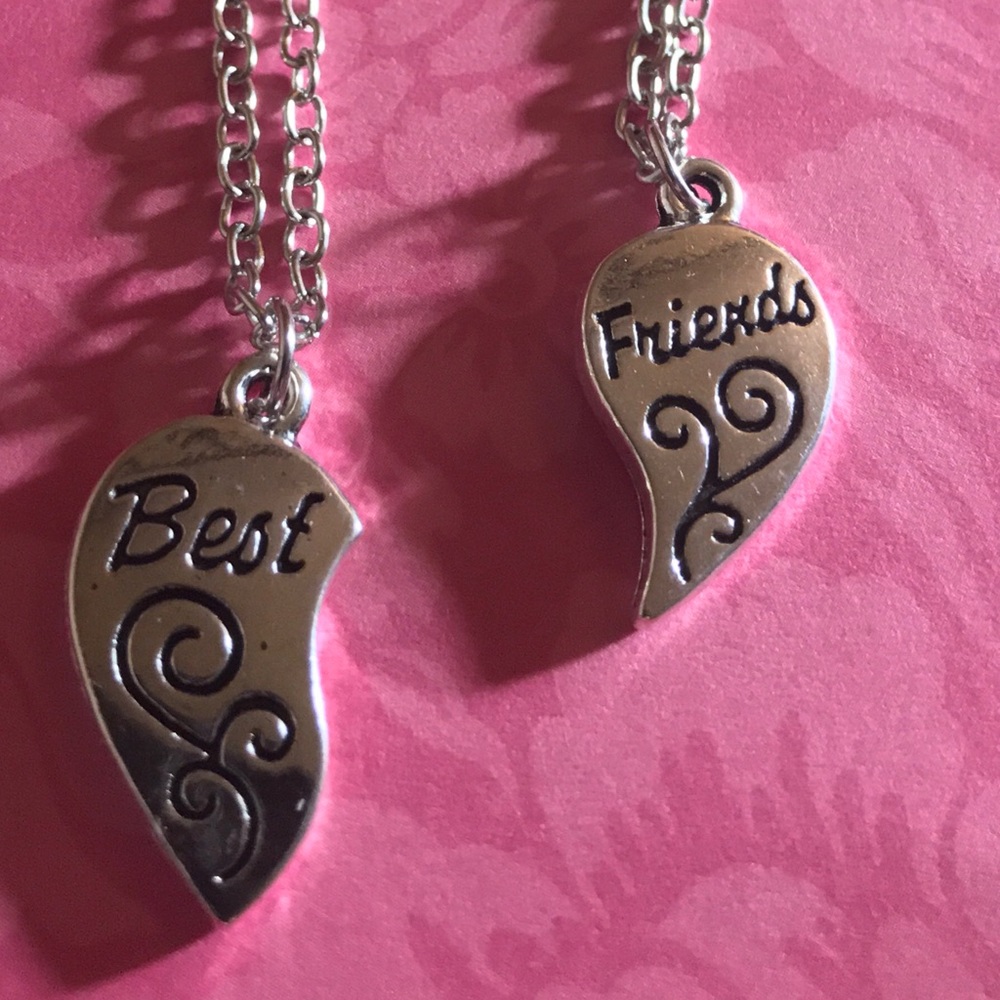 New “Best Friends” Necklace 🌻 2 pc to share 💕