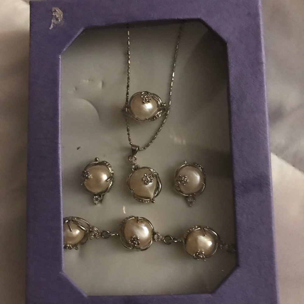 Cultured set of freshwater pearl
