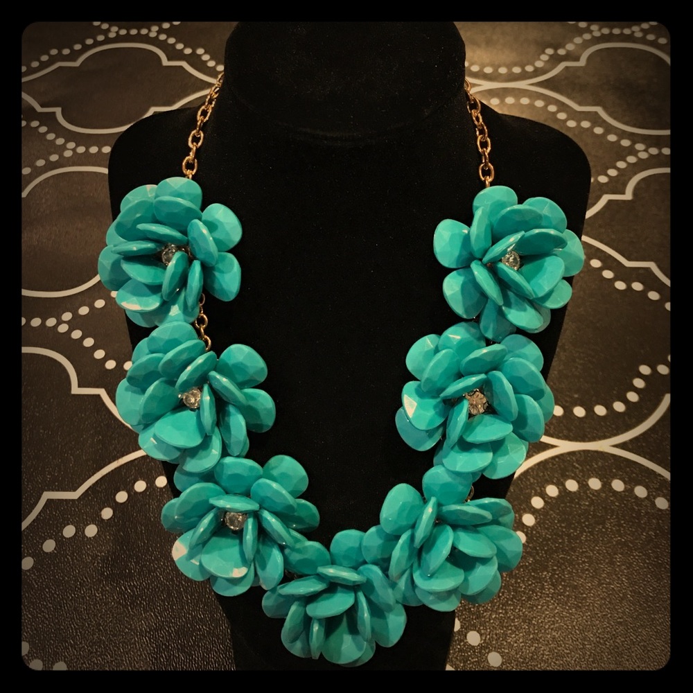 Acrylic flower statement necklace- NWOT