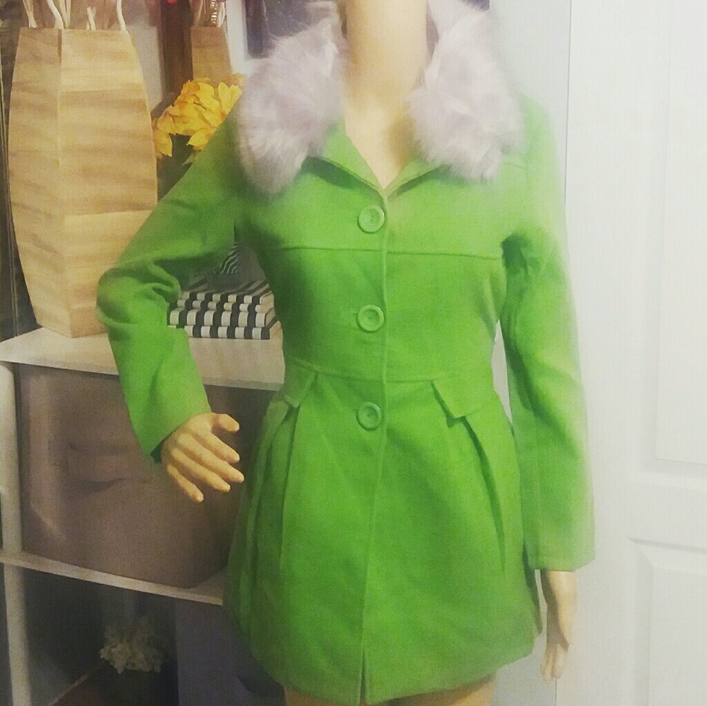 Gorgeous green coat w/detachable faux fur