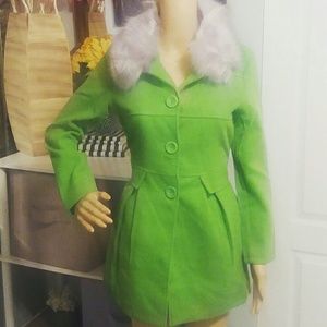 Gorgeous green coat w/detachable faux fur