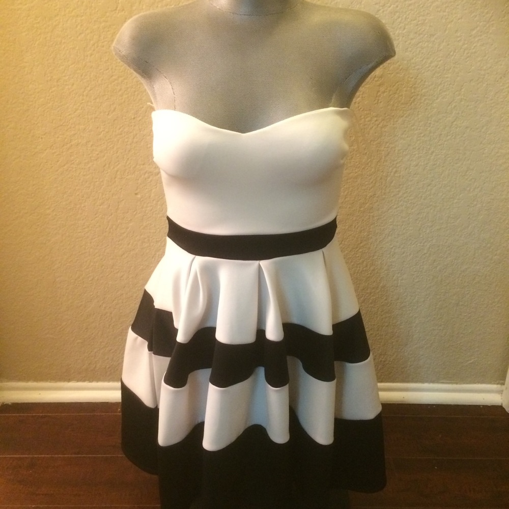 🎉New Listing Black & White Strapless Mini Dress