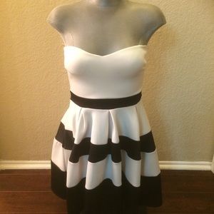 🎉New Listing Black & White Strapless Mini Dress