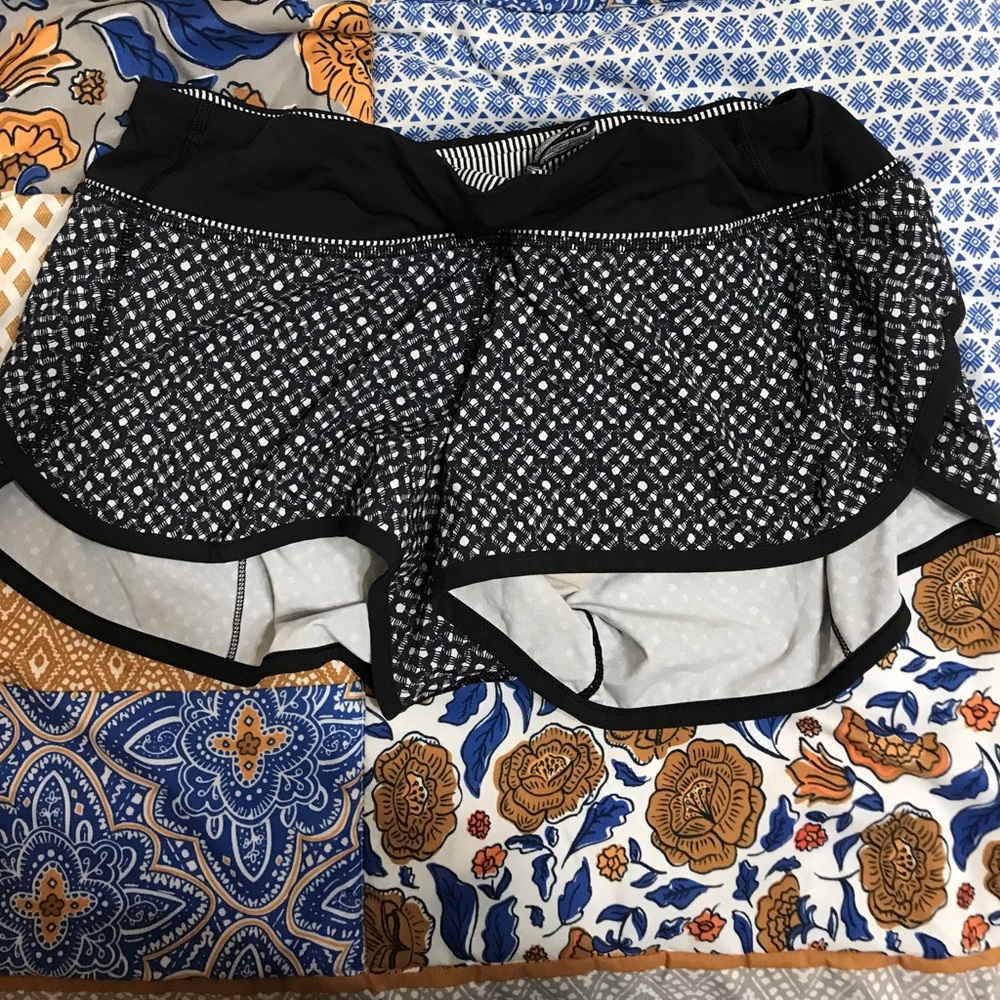Black and white printed lululemon shorts!