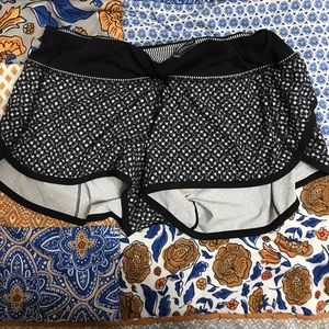Black and white printed lululemon shorts!