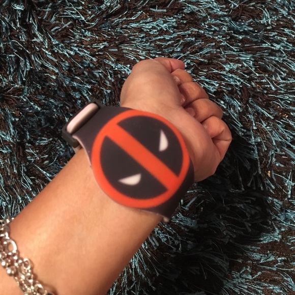 Hot Topic Dead Pool Watch ⌚️👍🏽👀 - Picture 2 of 7