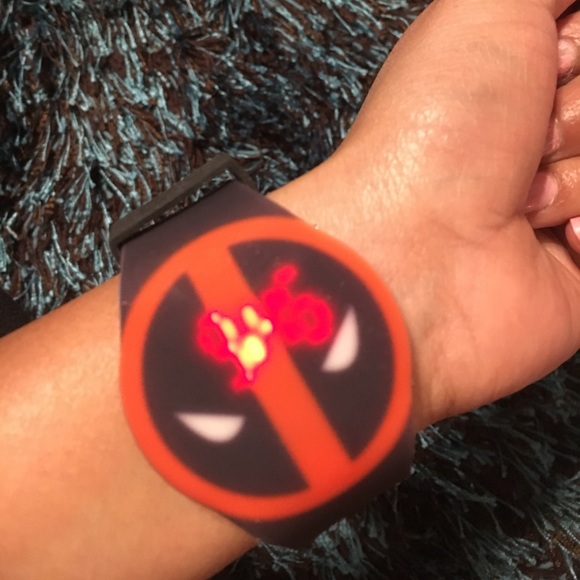 Hot Topic Dead Pool Watch ⌚️👍🏽👀 - Picture 5 of 7
