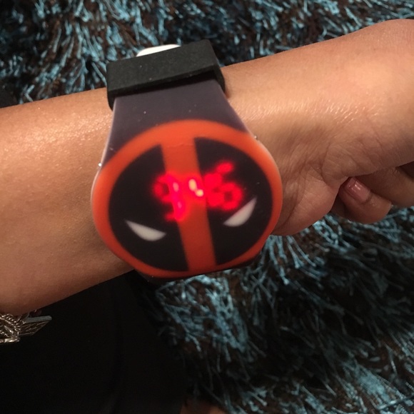 Hot Topic Dead Pool Watch ⌚️👍🏽👀 - Picture 6 of 7