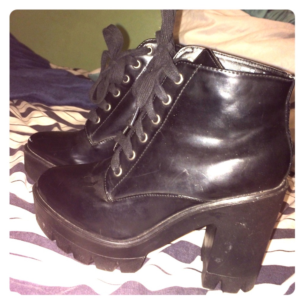 Tie up ankle boots !