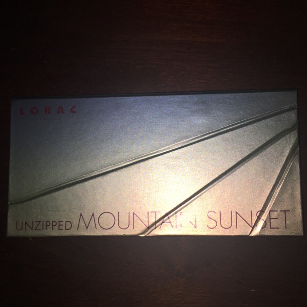 L O R A C  UNZIPPED MOUNTAIN SUNSET PALETTE