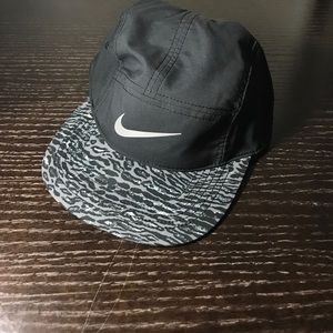 Nike Seasonal AW84 Adj Cap 688722-010 Nike Seasonal AW84 Adj Cap 688722-010
