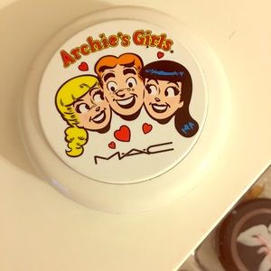 LE mac Archie's girl collection blush