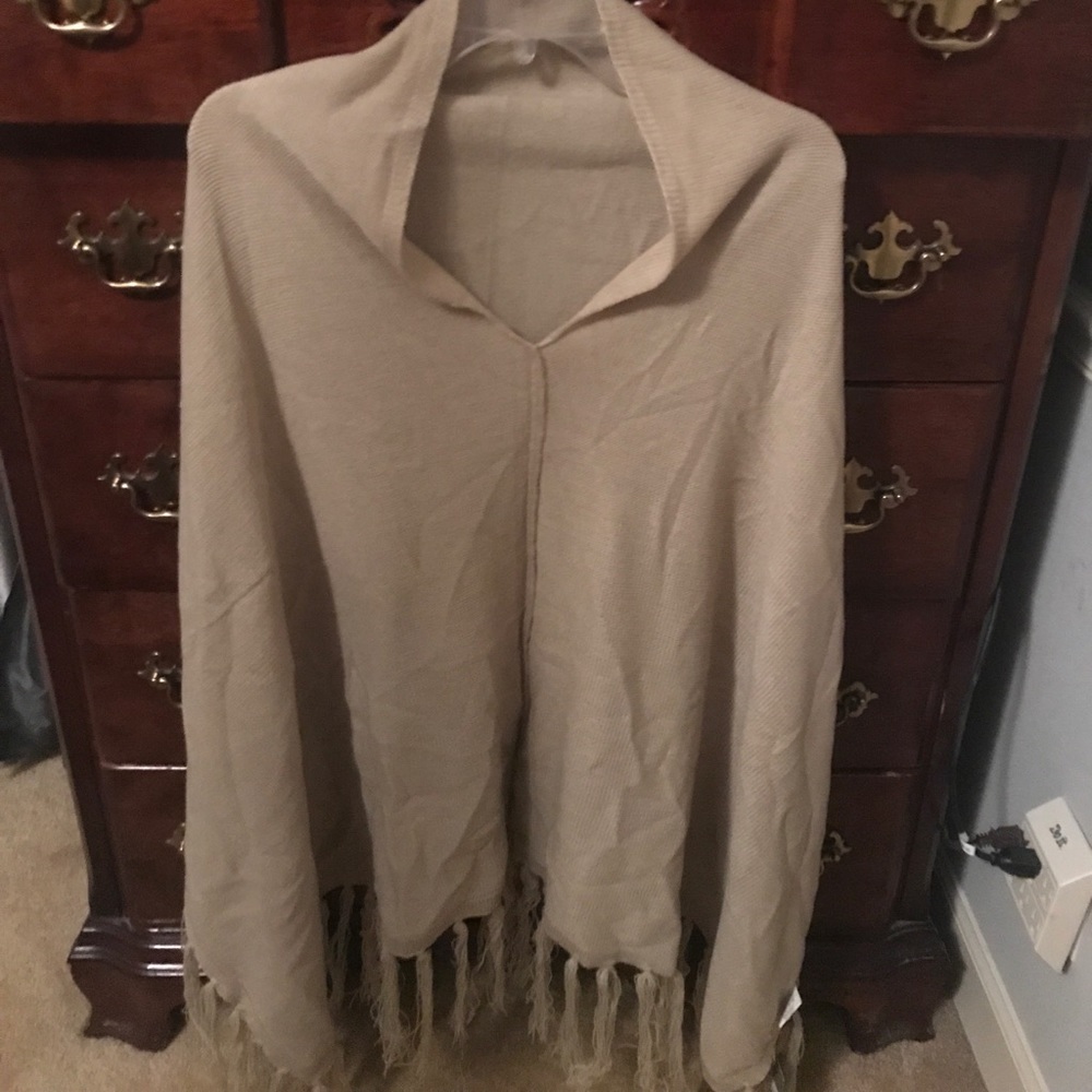 Poncho by Liz Ariat one size sweater NWT