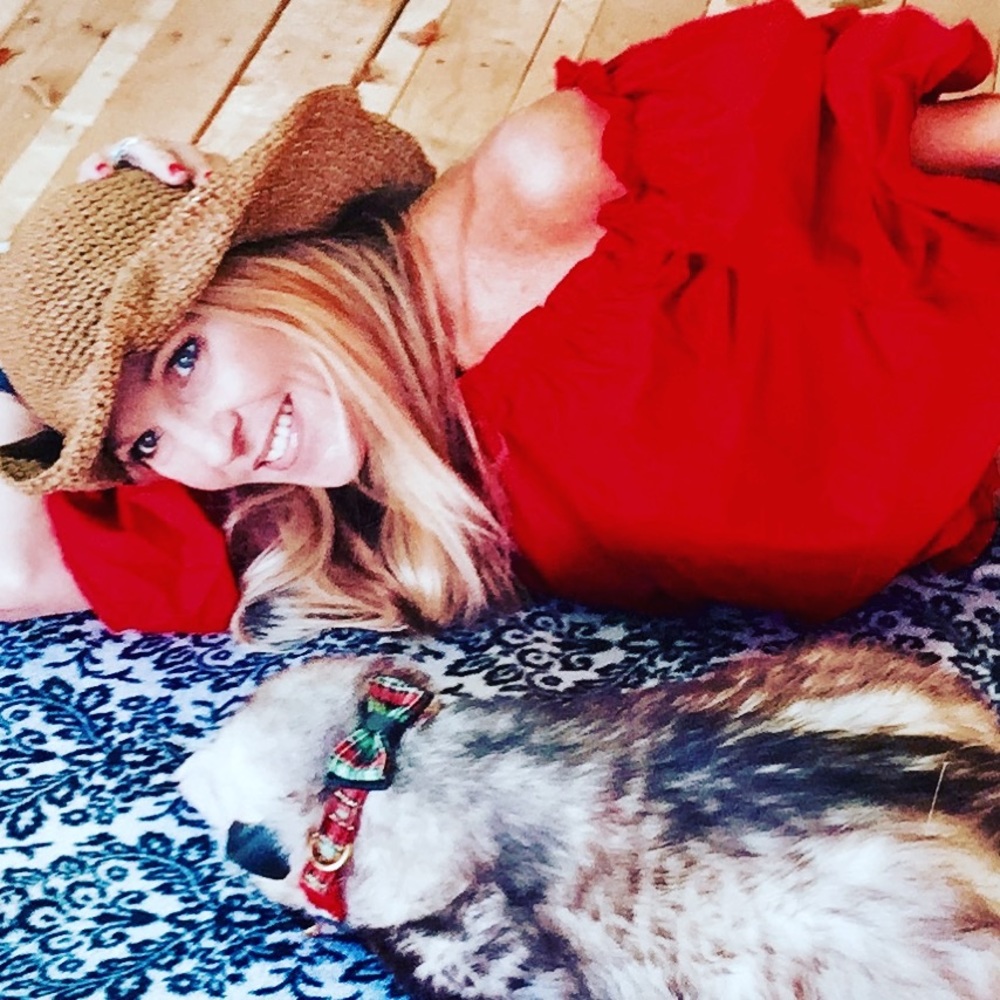 Meet your seller. I specialize in vintage Handbags