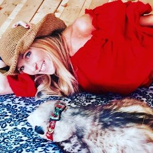 Meet your seller. I specialize in vintage Handbags