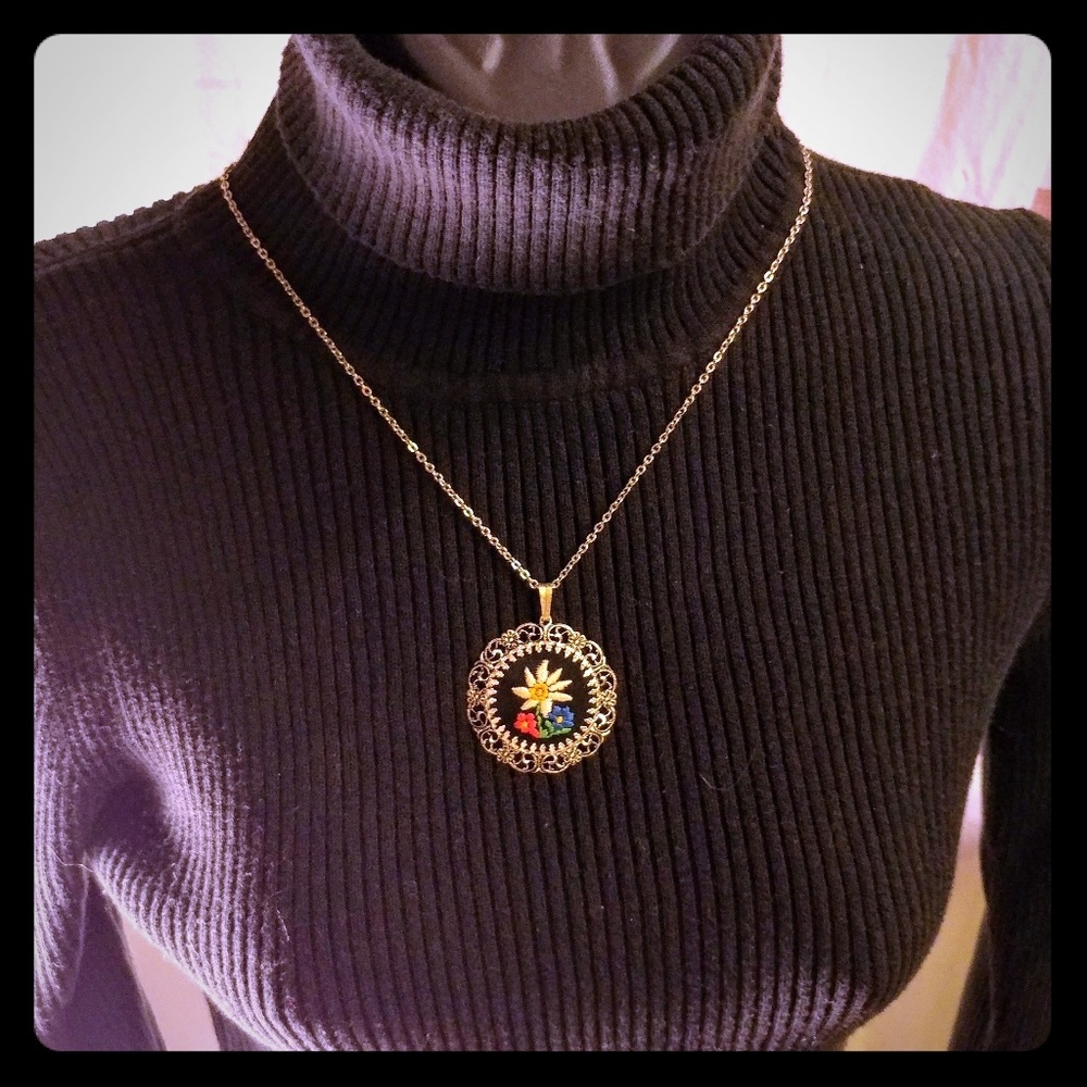 Vintage embroidered daisy necklace.