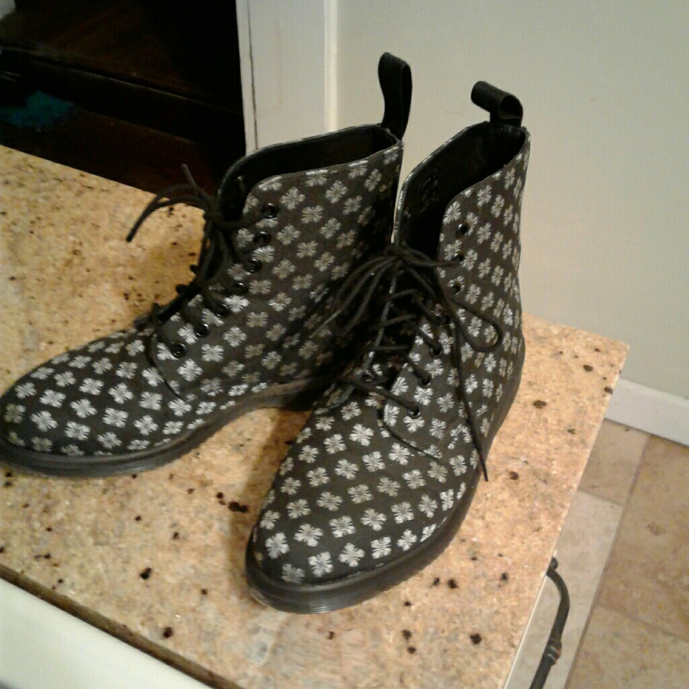 Woman's Boots - Picture 2 of 6
