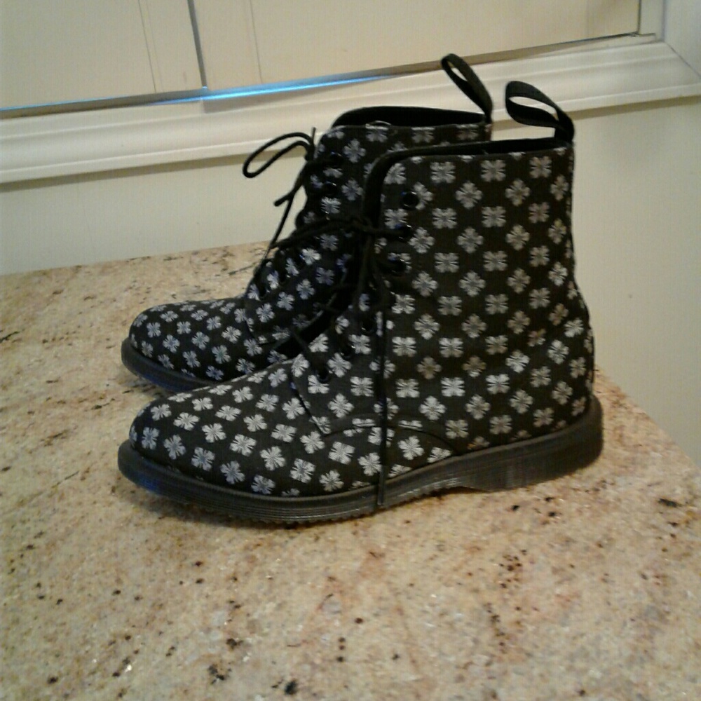 Woman's Boots - Picture 3 of 6