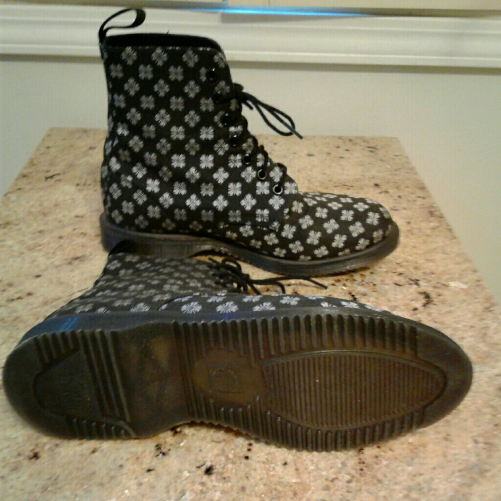 Woman's Boots - Picture 4 of 6