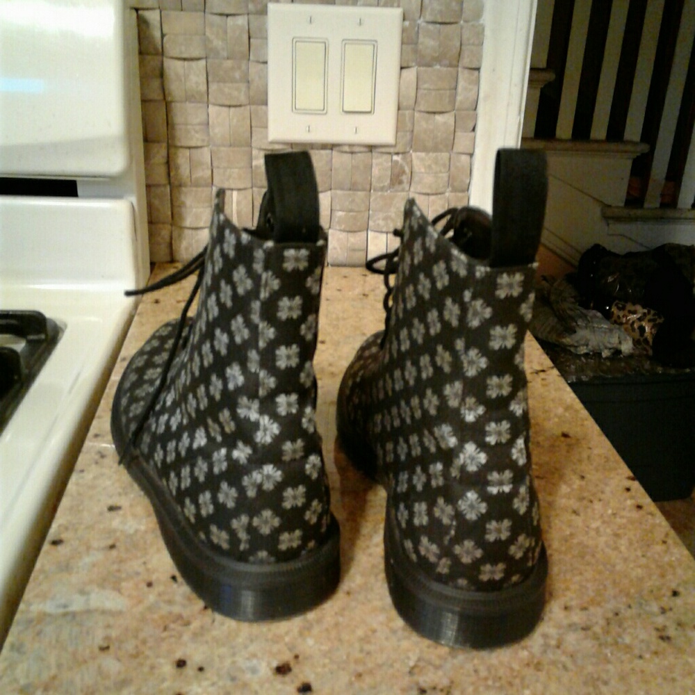 Woman's Boots - Picture 5 of 6