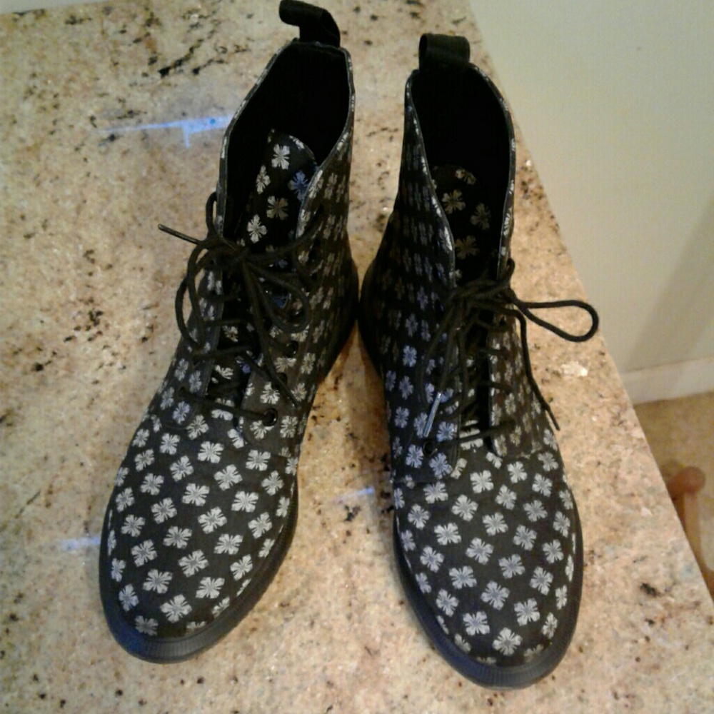 Woman's Boots - Picture 6 of 6
