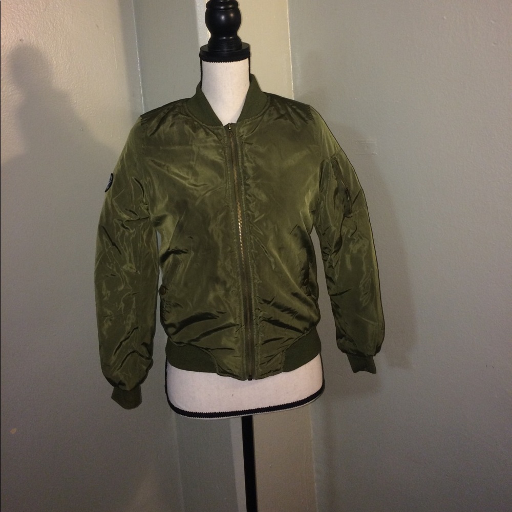 Olive bomber kid Jacket  🎉 MAKE ME A OFFER 🎉