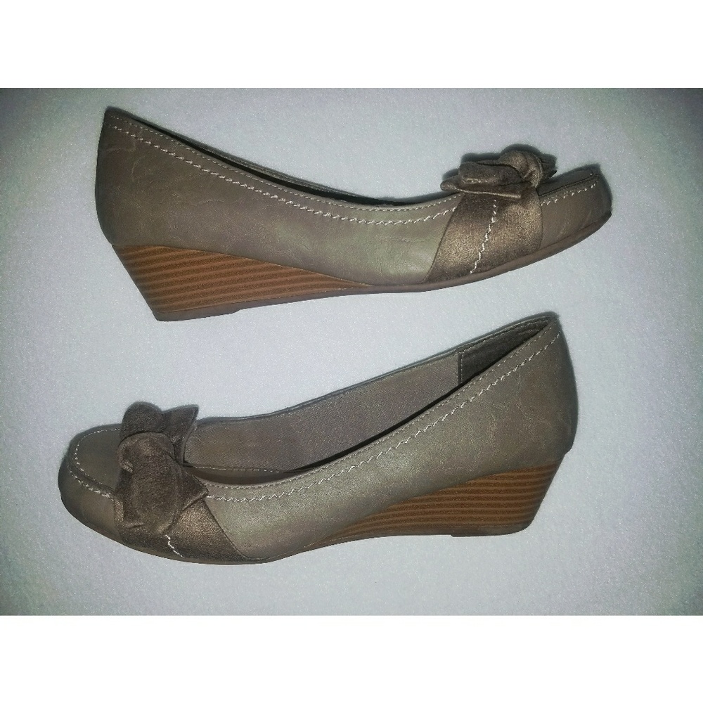 Size 8 Wide Taupe Distressed Platform Wedges