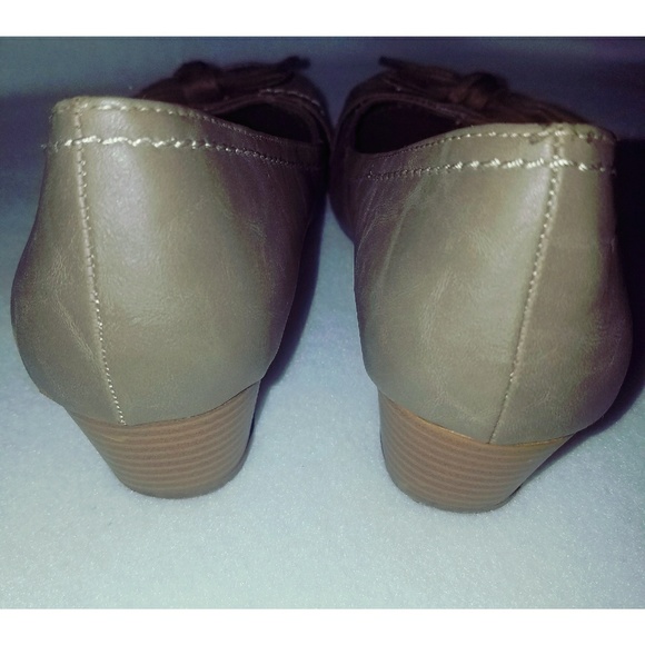 Size 8 Wide Taupe Distressed Platform Wedges - Picture 3 of 4
