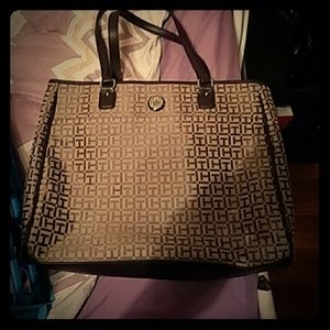 A Tommy hillfigure purse