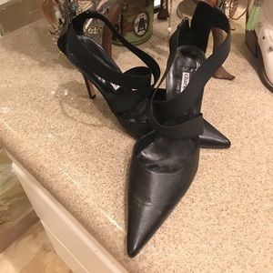 Pointy toe easy in gorgeous zipup the back and go!