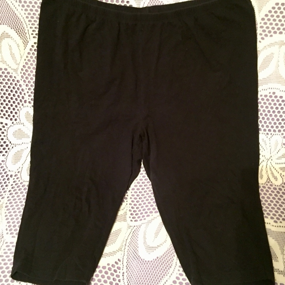 🍁Women’s Plus Black capris, soft knit🍁