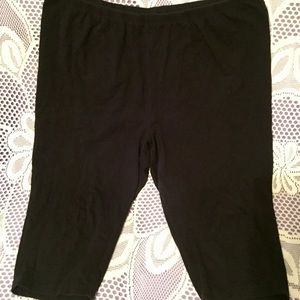 🍁Women’s Plus Black capris, soft knit🍁