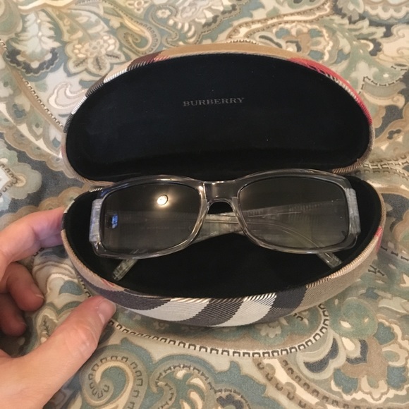Women's rectangular frame Burberry sunglasses. - Picture 1 of 4